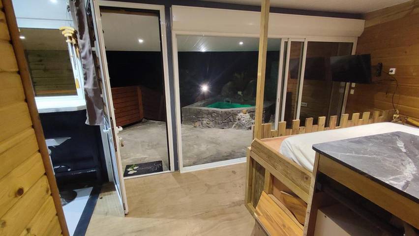 Location de vacances pour 2 personnes, avec jardin ainsi que vue et piscine à Case-Pilote - 3