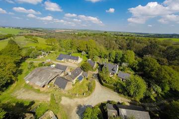 Gîte pour 6 personnes, avec terrasse ainsi que jacuzzi et jardin à Kergloff