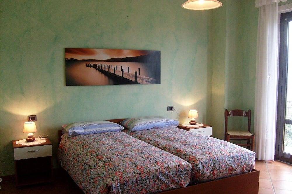 Geheel appartement, Ruim appartement met 3½ kamers met een prachtige zonneterras en uitzicht op het meer in Oggebbio, Gemeente Oggebbio