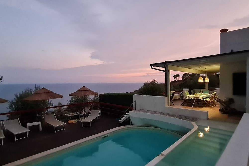 Espléndida villa con piscina privada y vistas impresionantes en Sperlonga, cerca de Roma in Sperlonga, Provincia de Latina