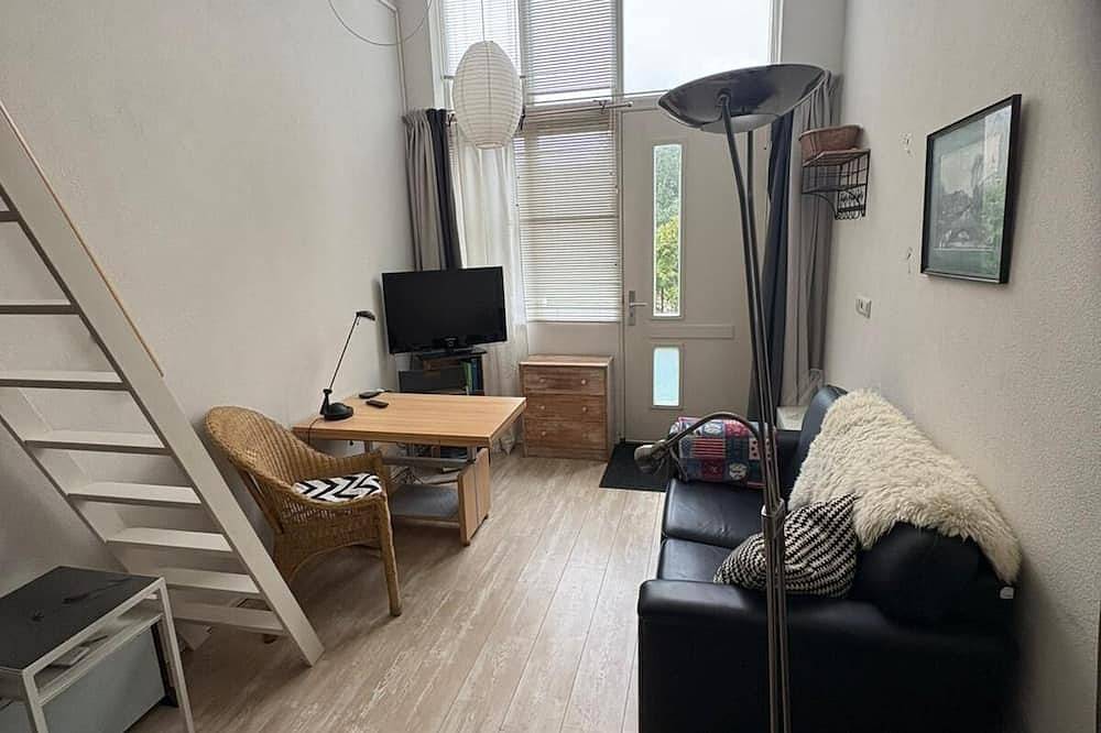 Geheel appartement, Appartement in Alkmaar, in de wijk Oudorp met een polderlandschap met molens, in Alkmaar, Nederlandse Noordzeekust