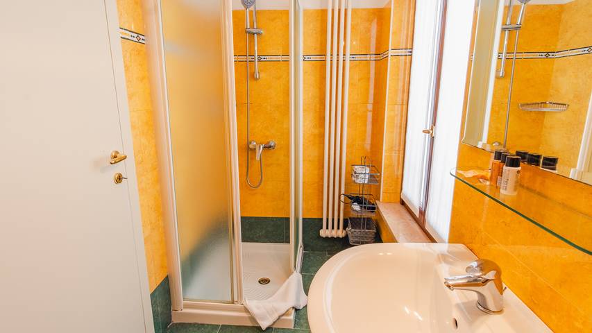 Albergo a gestione familiare per 1 persona con balcone in Centro Storico di Verona, Verona