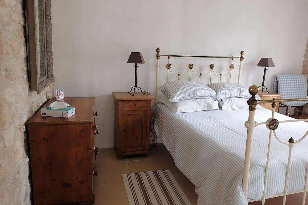 Le Pressoir  - Traditional Farmhouse nr La Rochelle. beaches 20 mins and a pool. in Landrais, Région de Rochefort