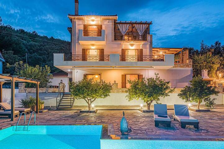 Feriehus for 11 personer, med terrasse og hage i tillegg til jacuzzi - 1