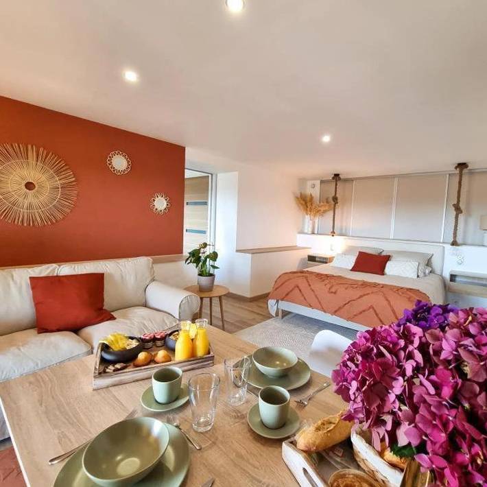 Location de vacances pour 2 personnes, avec Jacuzzi et Terrasse ainsi que Jardin et Vue à Plouider