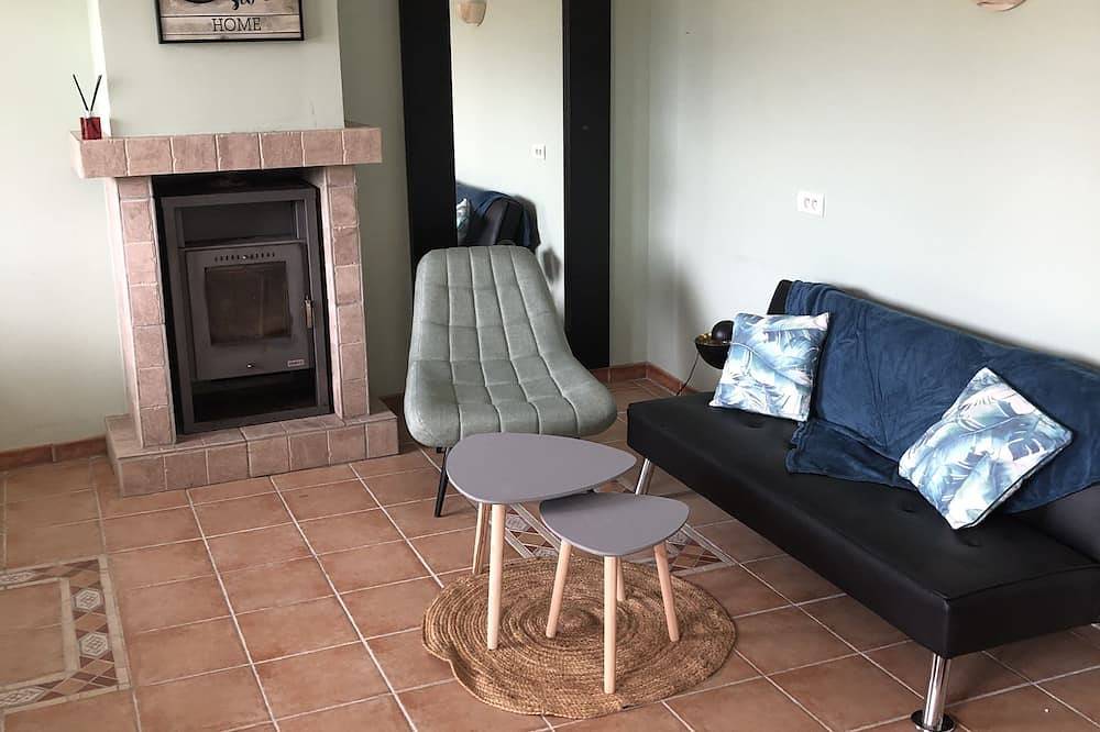 Maison chaleureuse avec jacuzzi in Lannéanou, Région de Morlaix