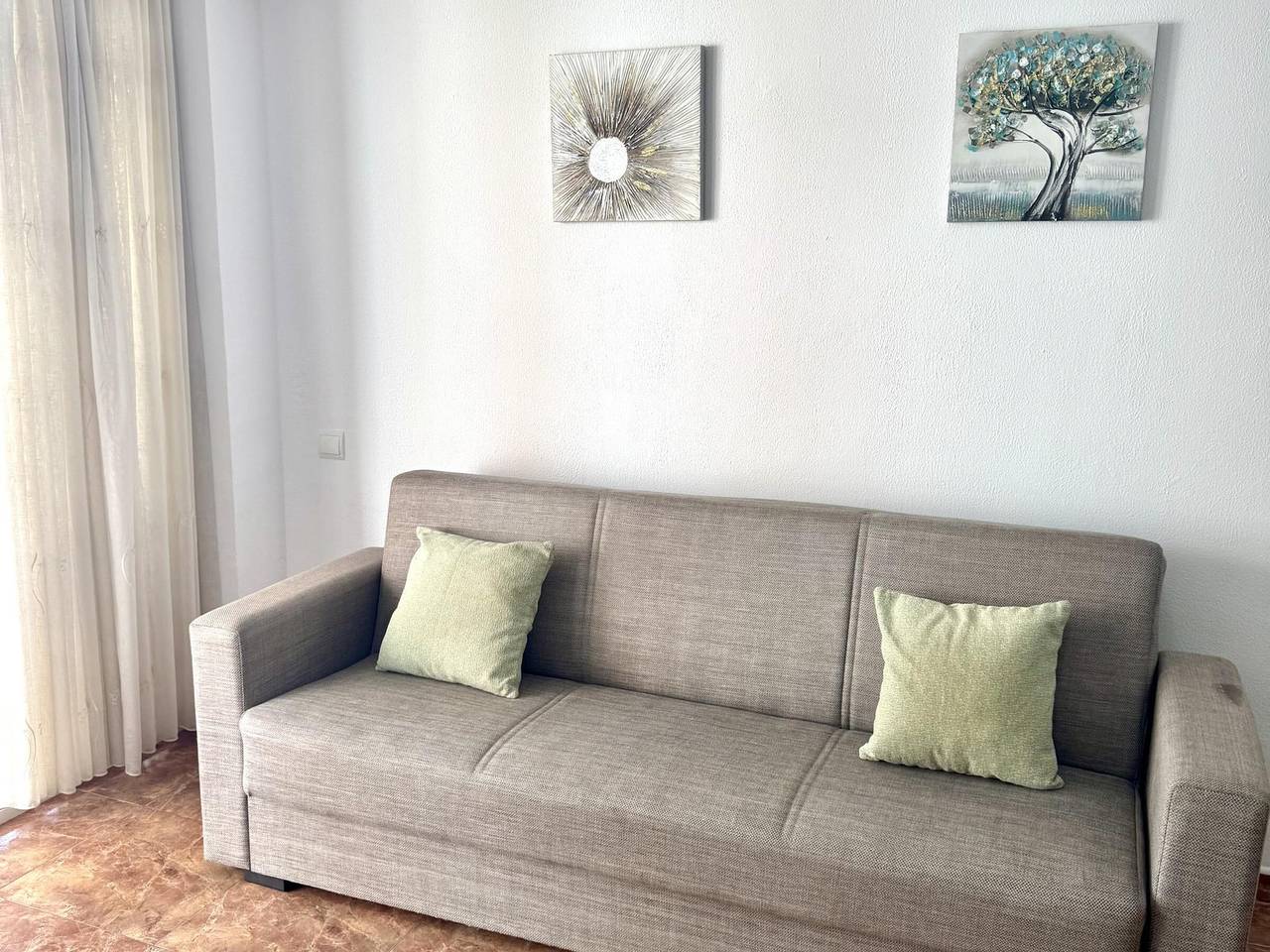 Apartamento entero, Amplio apartamento frente al mar con aire acondicionado, terraza y aparcamiento gratuito in La Pineda, Platja de la Pineda