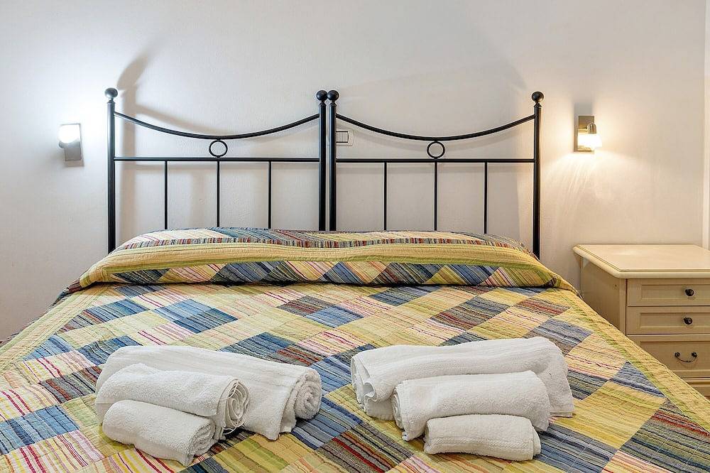 Entire apartment, Apartment 'Ginestra' with Mountain View, Wi-Fi and Air Conditioning in Ceriale, Riviera di Ponente