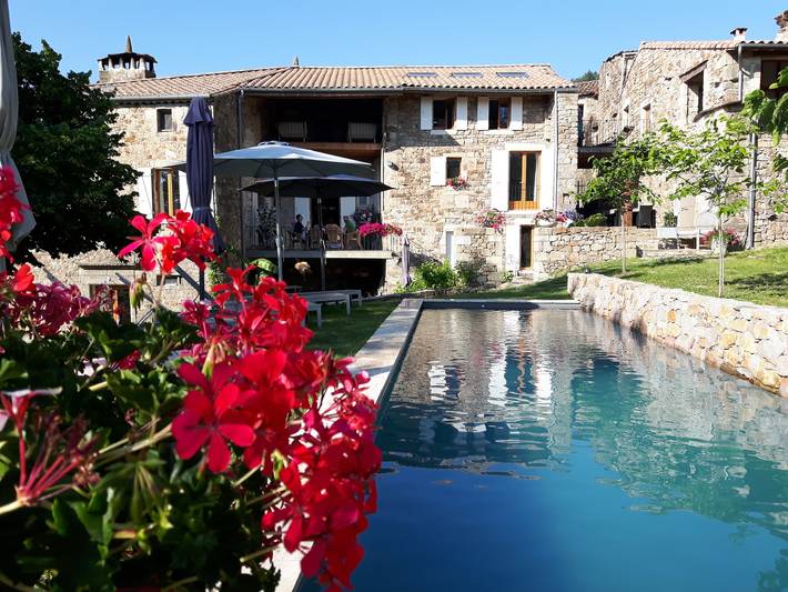 Gîte pour 2 personnes, avec piscine à Chassiers