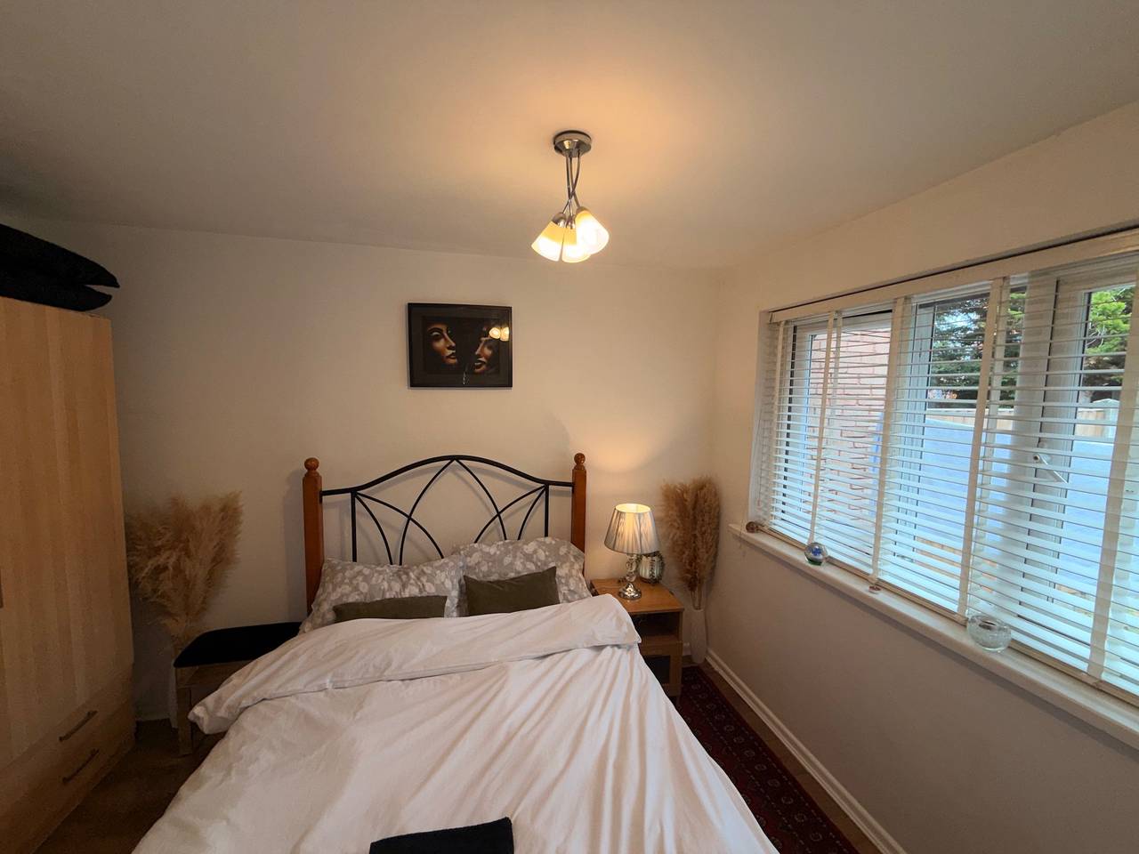 Bungalow Sleeps 4 with Free Parking and Garden in Manchester, Grand Manchester