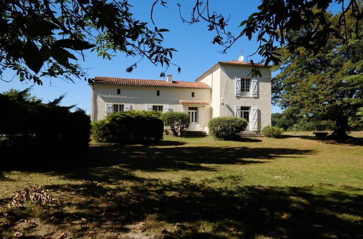 Gîte pour 10 personnes, avec jardin ainsi que terrasse et piscine