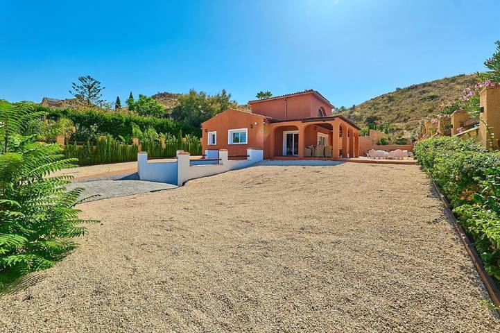 Casa rural para 6 personas, con vistas además de jardín y piscina en Busot