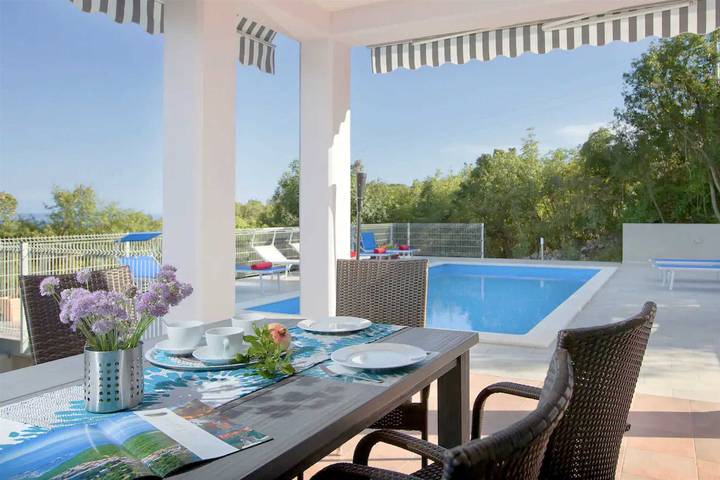 Ferienhaus mit Meerblick für 8 Personen, mit Balkon und Balkon/Terrasse sowie Terrasse und Garten in Istrien - 2