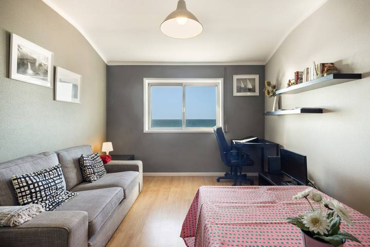 Holiday Home 'Sunshine Home - 300m To The Beach' with Sea View, Private Terrace and Wi-Fi in Leça da Palmeira, Matosinhos e Leça da Palmeira