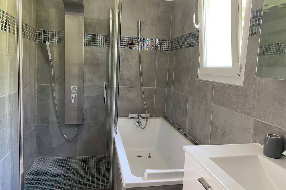 Countryside, 20 minutes from the sea! Villa, swimming pool, pétanque court, summer kitchen. in Cuges-les-Pins, Marsella region