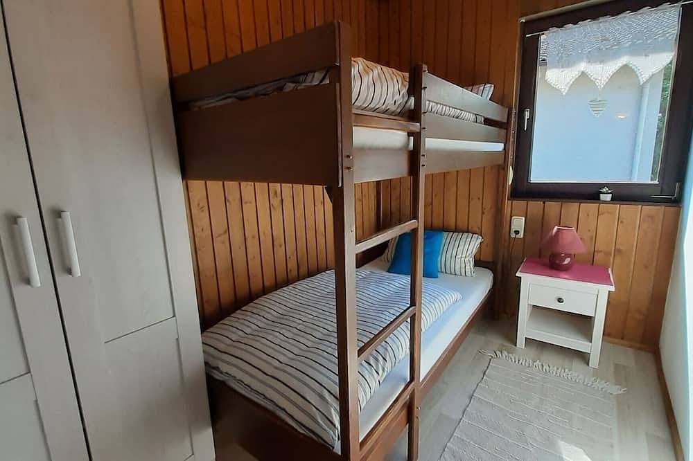 Ganze Wohnung, Ferienwohnung im Erdgeschoss (80qm) mit 3 Schlafzimmern und Terrasse in Fladungen, Rhön-Bayern