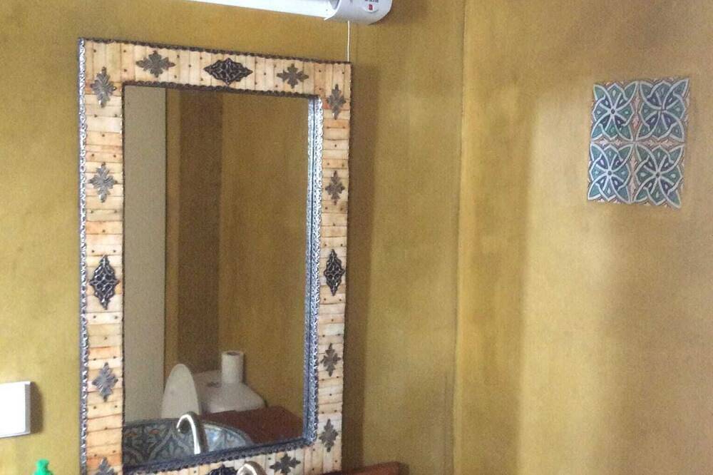 Retiro da \" Escaravelha 11\" in Praia do Magoito, São João das Lampas e Terrugem