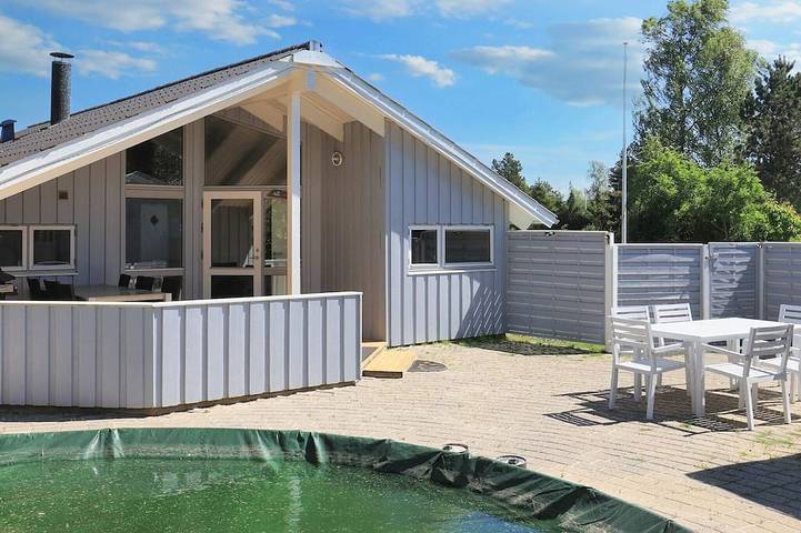 Ferieudlejning for 5 personer, med have og sauna i Præstø