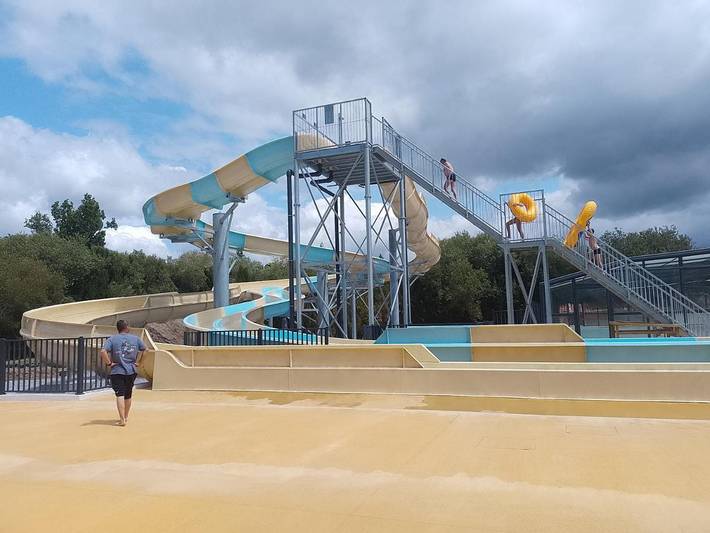 Camping pour 6 personnes, avec terrasse et piscine ainsi que jardin et jacuzzi