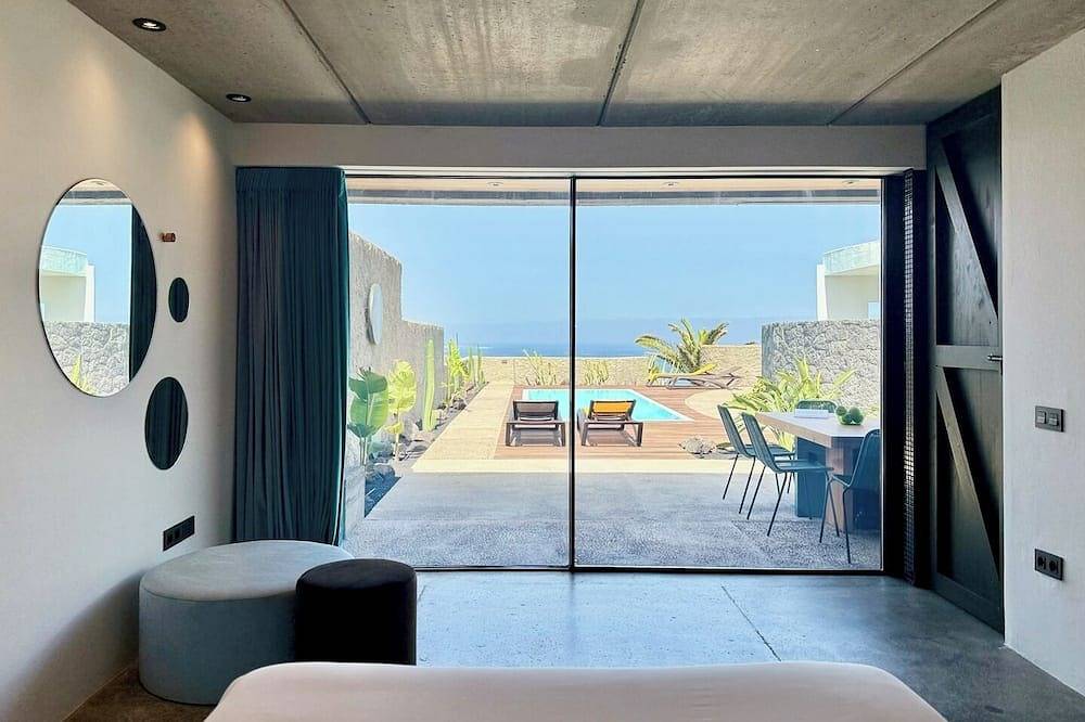 Canaryislandshost I Oliva in Famara Beach, Teguise