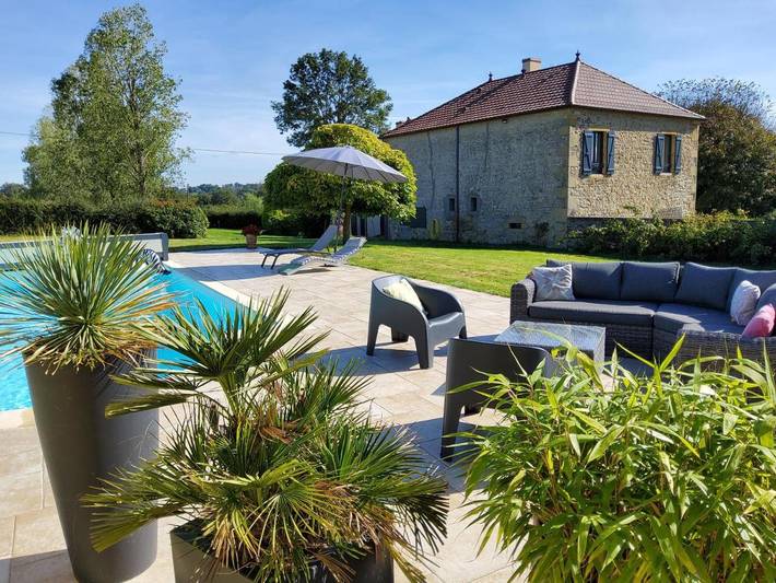 Gîte pour 2 personnes, avec jardin ainsi que piscine et jacuzzi dans Saint-Edmond