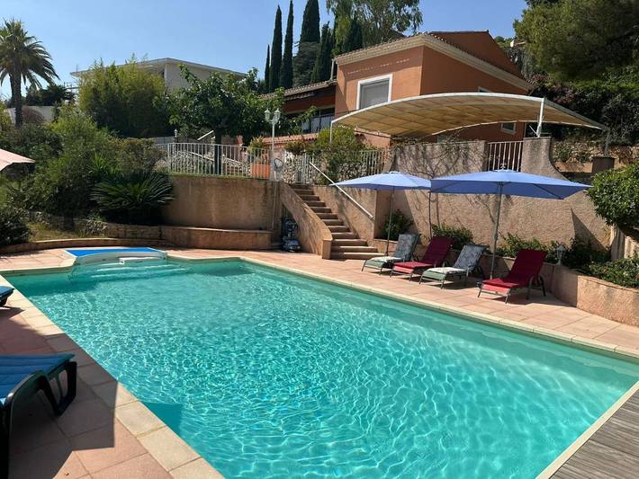 Villa pour 12 personnes, avec vue ainsi que piscine et jardin, animaux acceptés à Bandol