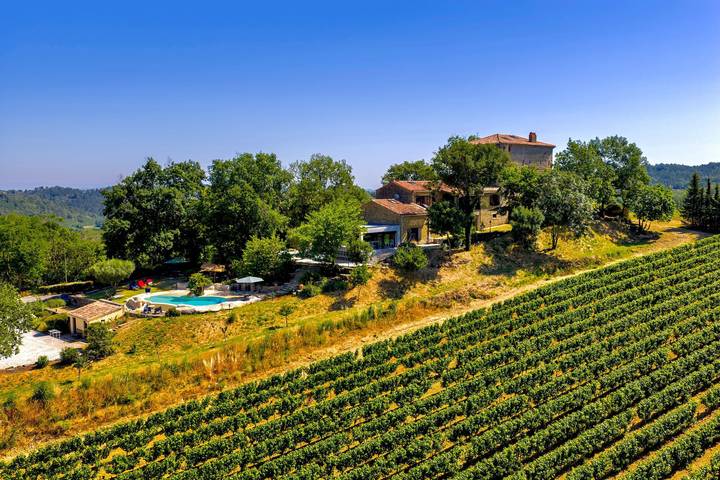 Location de vacances pour 15 personnes, avec Balcon ainsi que Jardin et Piscine à Castelreng