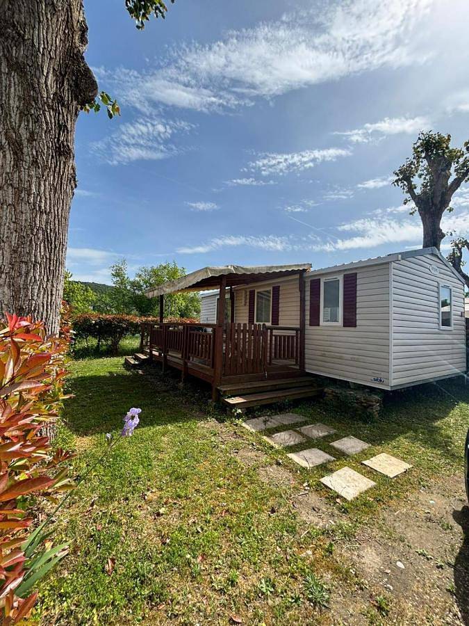 Camping pour 6 personnes, avec vue et jardin ainsi que terrasse et piscine, animaux acceptés
