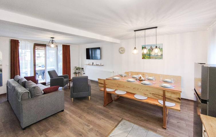 Reizende 2-Zimmer-Wohnung in der Nähe des Flusses Lika mit Pool und Parkplatz in Gospitsch, Lika-Senj