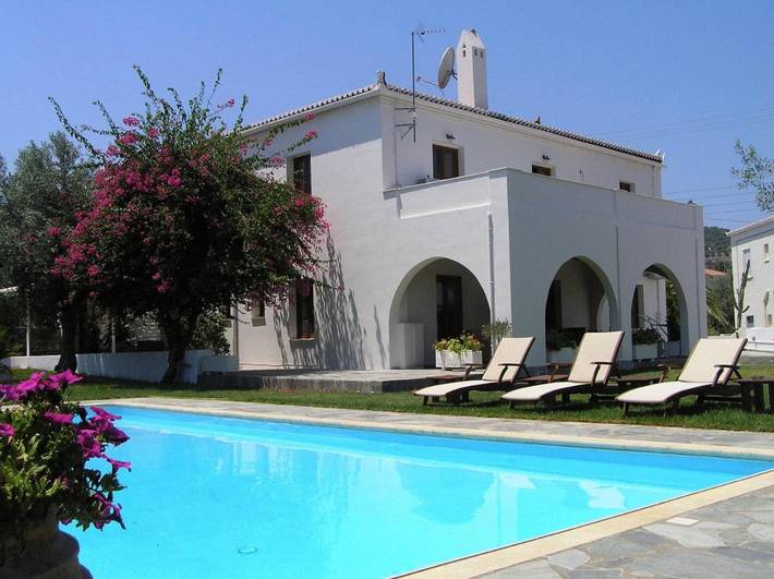 Maison d’hôte pour 2 personnes, avec vue ainsi que jardin et piscine dans Spetses