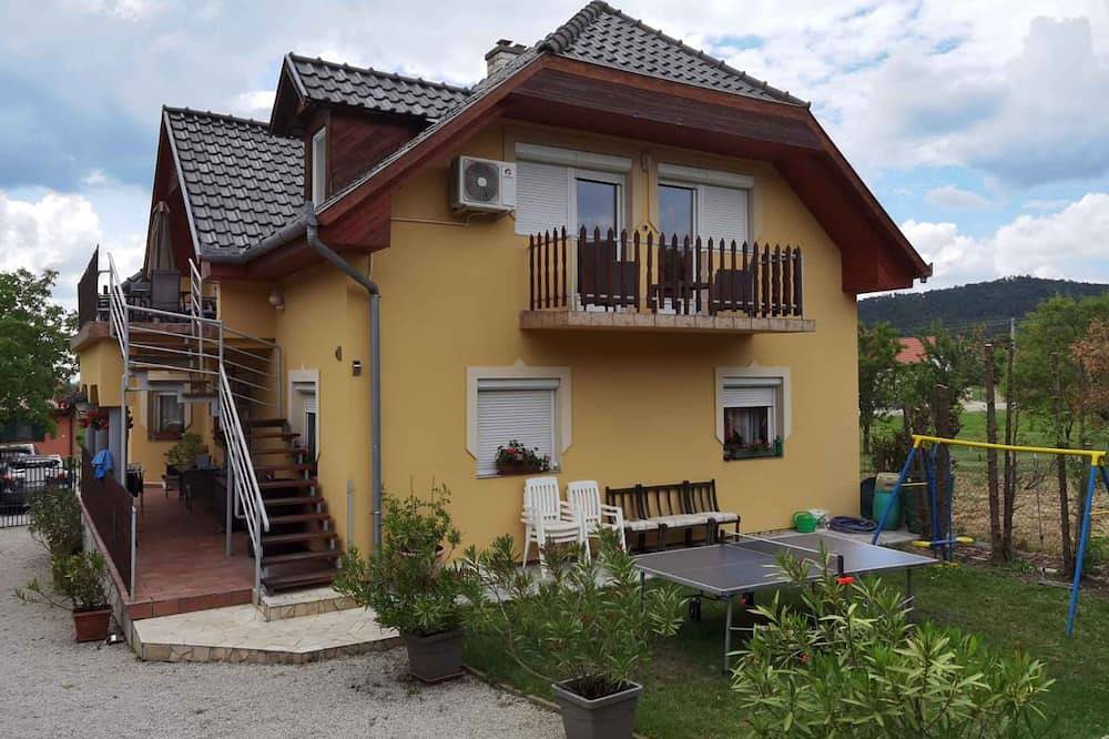 Ganze Wohnung, Studio mit Garten und Internet in Balatongyörök, Balaton Hochland Nationalpark