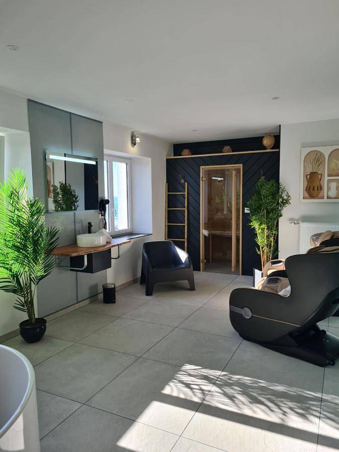 Location de vacances pour 2 personnes, avec sauna ainsi que jardin et jacuzzi dans Plage Du Billou Santec - 3