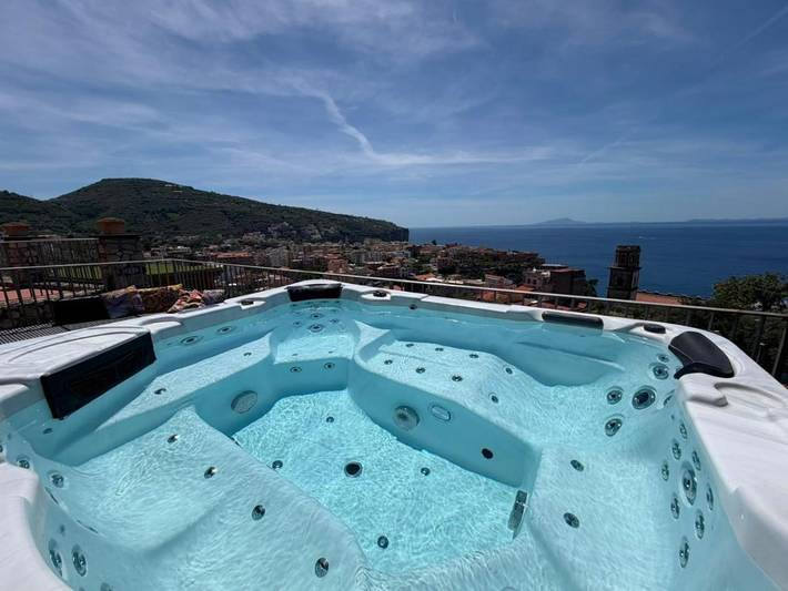 B&b per 3 persone, con sauna e giardino nonché idromassaggio e piscina, adatto a famiglie con bambini a Vico Equense