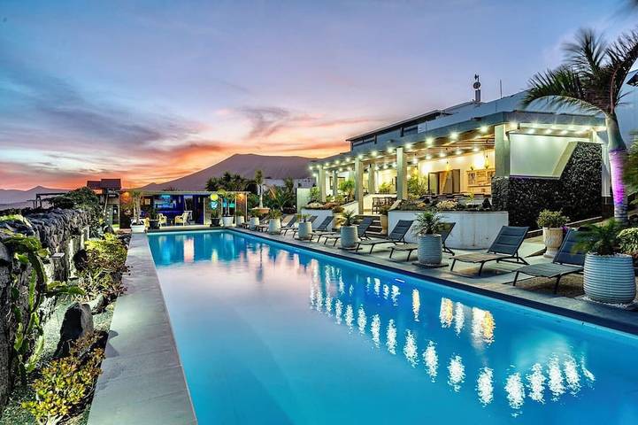 Villa for 25 people, with garden and terrace as well as hot tub - 1