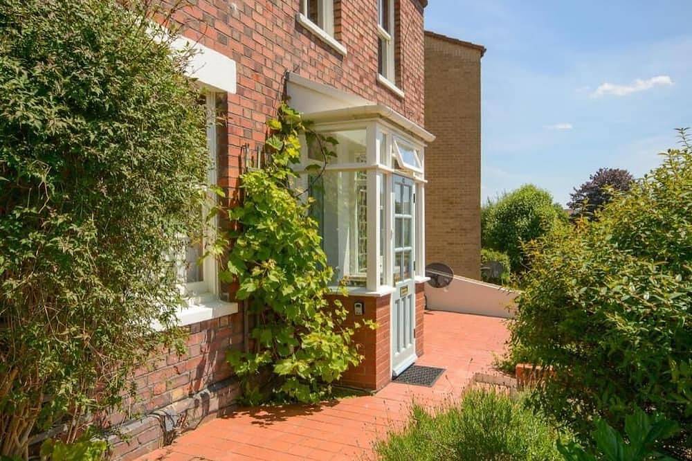 Charming 2 double bed cottage style house in the city in Bristol, South West England