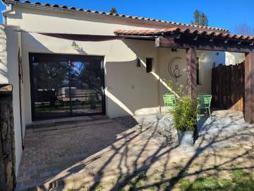 Gîte pour 4 personnes, avec jardin ainsi que piscine et terrasse à Rousson