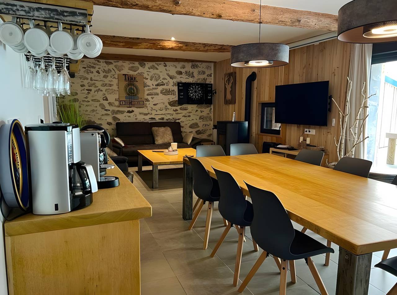 Gîte – La Grange Tima: Geräumiges Ferienhaus mit Bergblick für Gruppen bis 12 Personen in Orgeix, Französische Pyrenäen