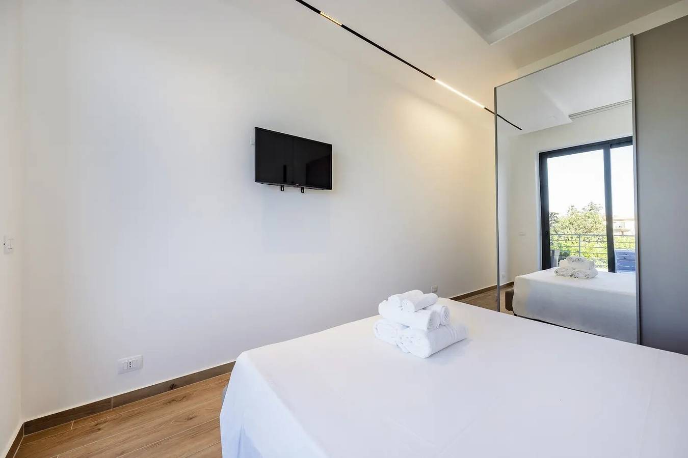 Estudio entero, Apartamento vacacional "La Brisa - Maestrale' con vistas a la montaña, terraza privada y Wi-Fi in Capo d'Orlando, Provincia de Messina