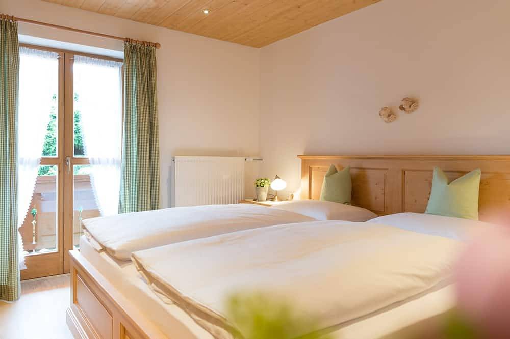 Ganze Wohnung, Ferienwohnung 2 - Seerose am See - Traumurlaub direkt am Tegernsee in Bad Wiessee, Bayerische Alpen