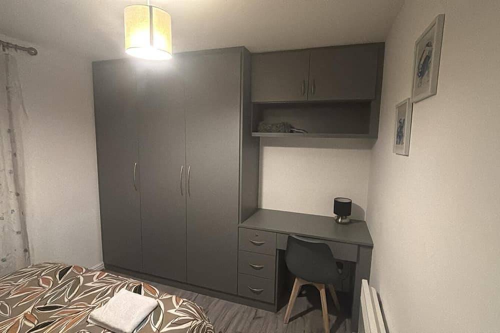 Entire apartment, Quiet Ground-Floor Apartment | Heathrow, Windsor & London at Your Doorstep in Slough, Berkshire