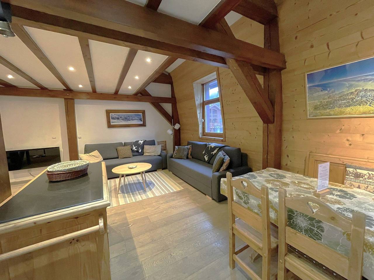 Entire apartment, Chamonix center duplex for 6 with parking and wifi in Brevent-Flegere, Chamonix-Mont-Blanc