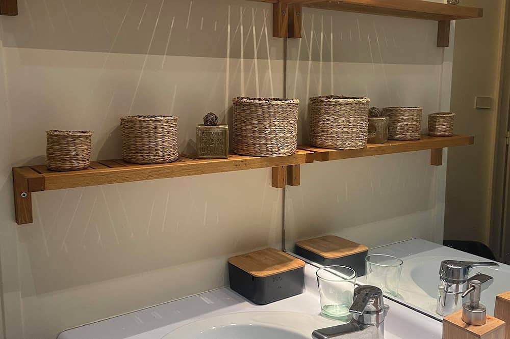 Entire apartment, Quiet, Cosy Studio In Suresnes in Suresnes, Hauts-de-Seine