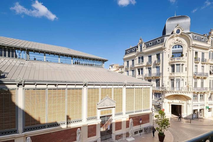 Entire apartment, Elegant flat with Les Halles View & Ac in Béziers, Mediterranean Coast (France)