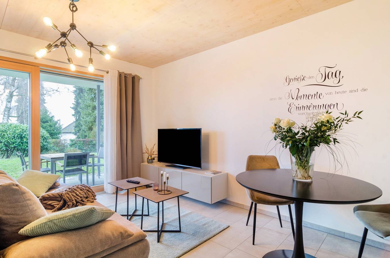 Ganze Wohnung, Apartment 'Aquamarin' mit Bergblick, privater Terrasse und Wlan in Überlingen, Region Bodensee-Oberschwaben