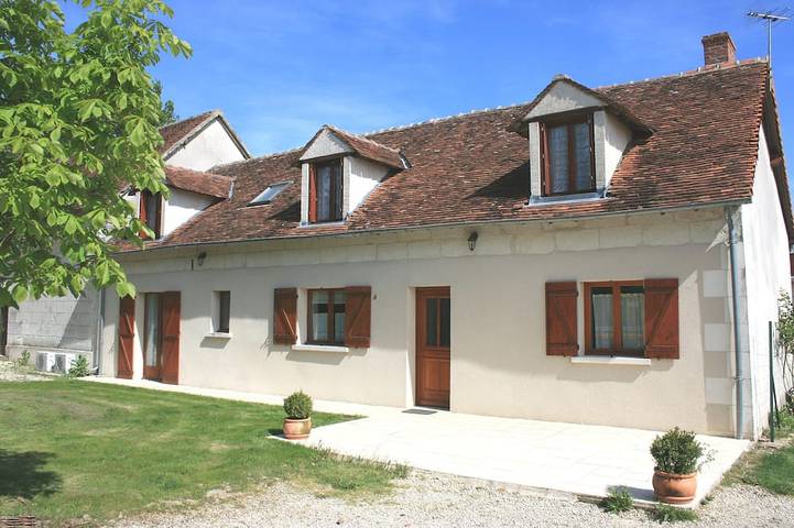Gîte pour 10 personnes, avec jardin, animaux acceptés à Céré-la-Ronde