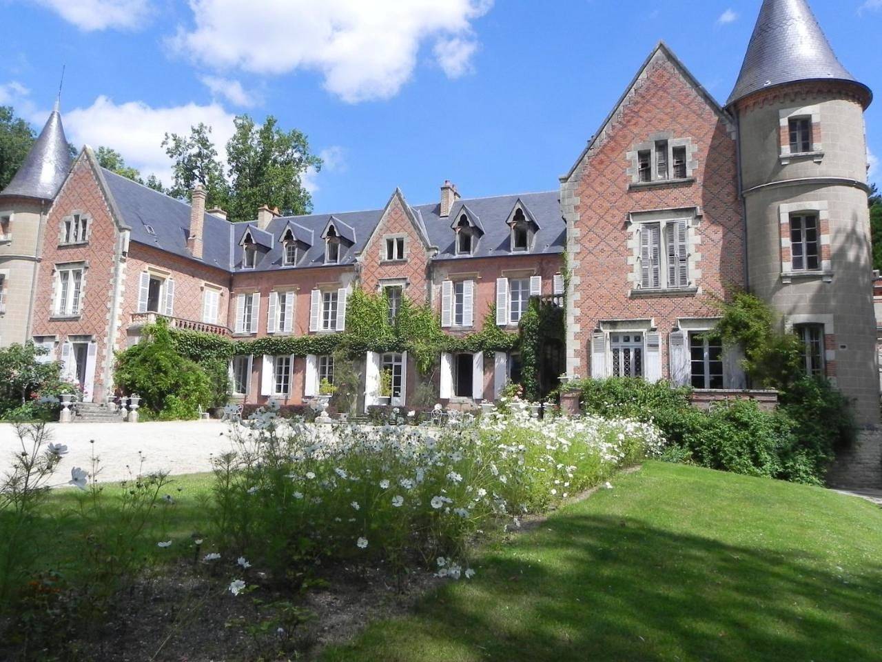 Superior Double Room with Terrace - Aglaë in Villeneuve-sur-Allier, Allier