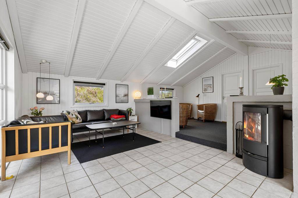 Family-friendly holiday home with sauna and hot tub in Henne, Lake Filsø