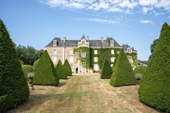 Chambre d’hôte pour 2 personnes, avec Terrasse et Jacuzzi ainsi que Jardin et Piscine à Durtal
