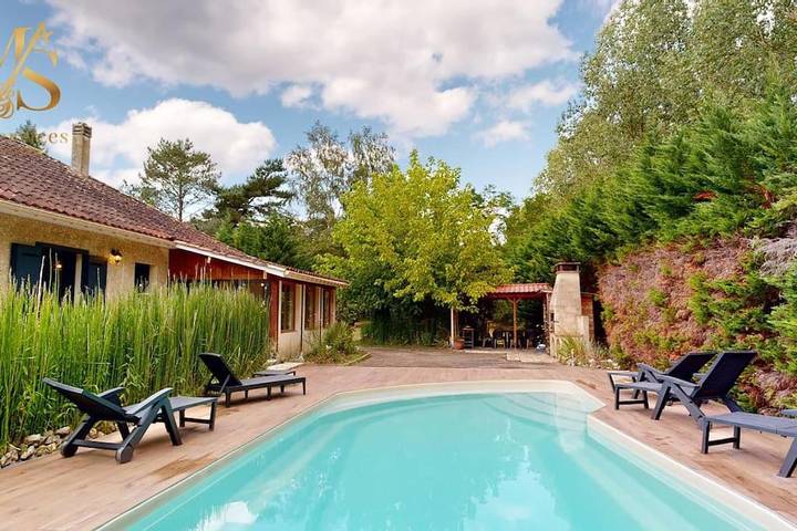 Location de vacances pour 9 personnes, avec terrasse ainsi que piscine et jardin à Saint-Laurent-des-Hommes - 4