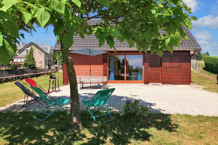 Gîte pour 4 personnes, avec jardin dans Darazac